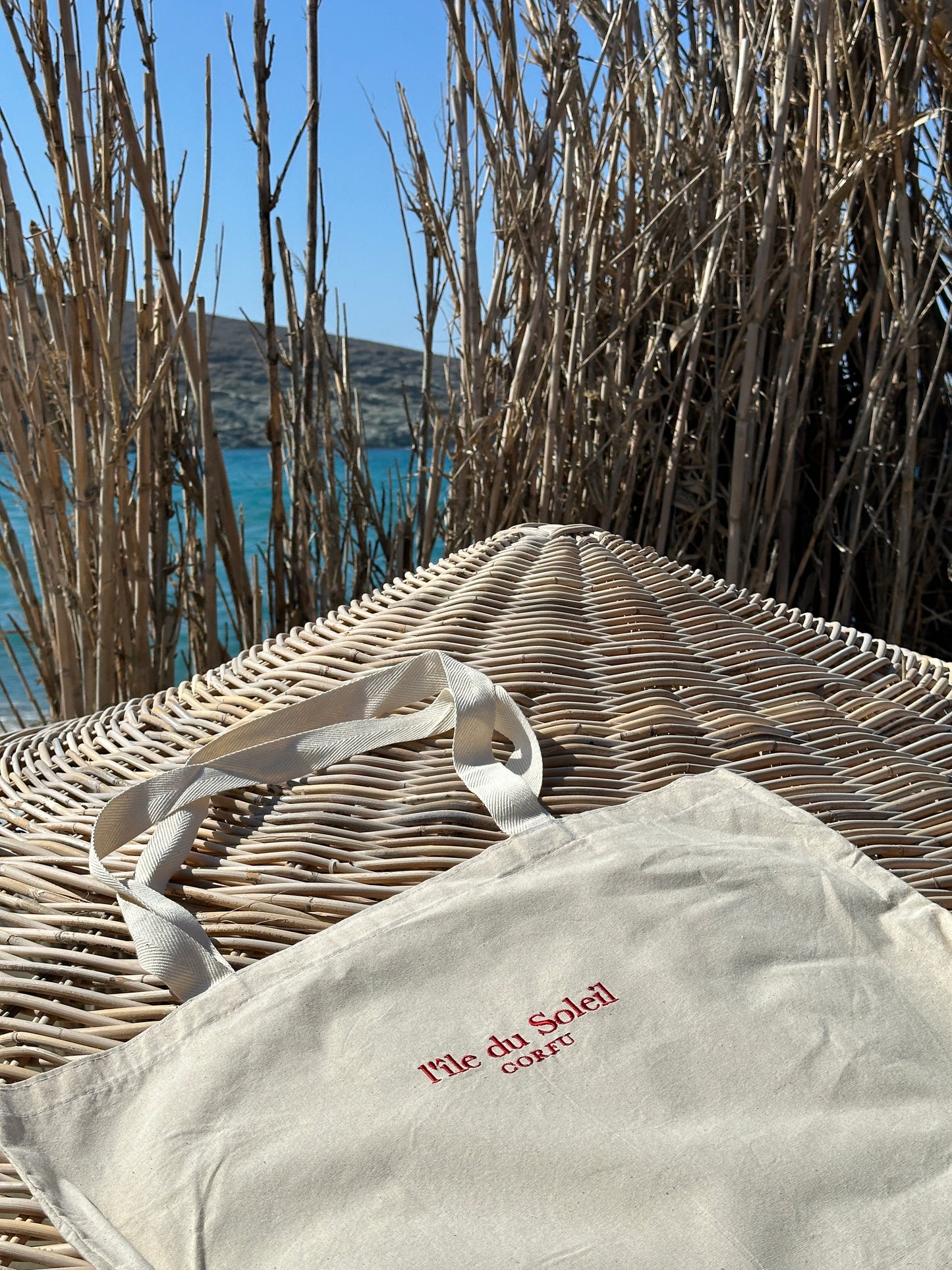 "l'île du Soleil" Tote Bag