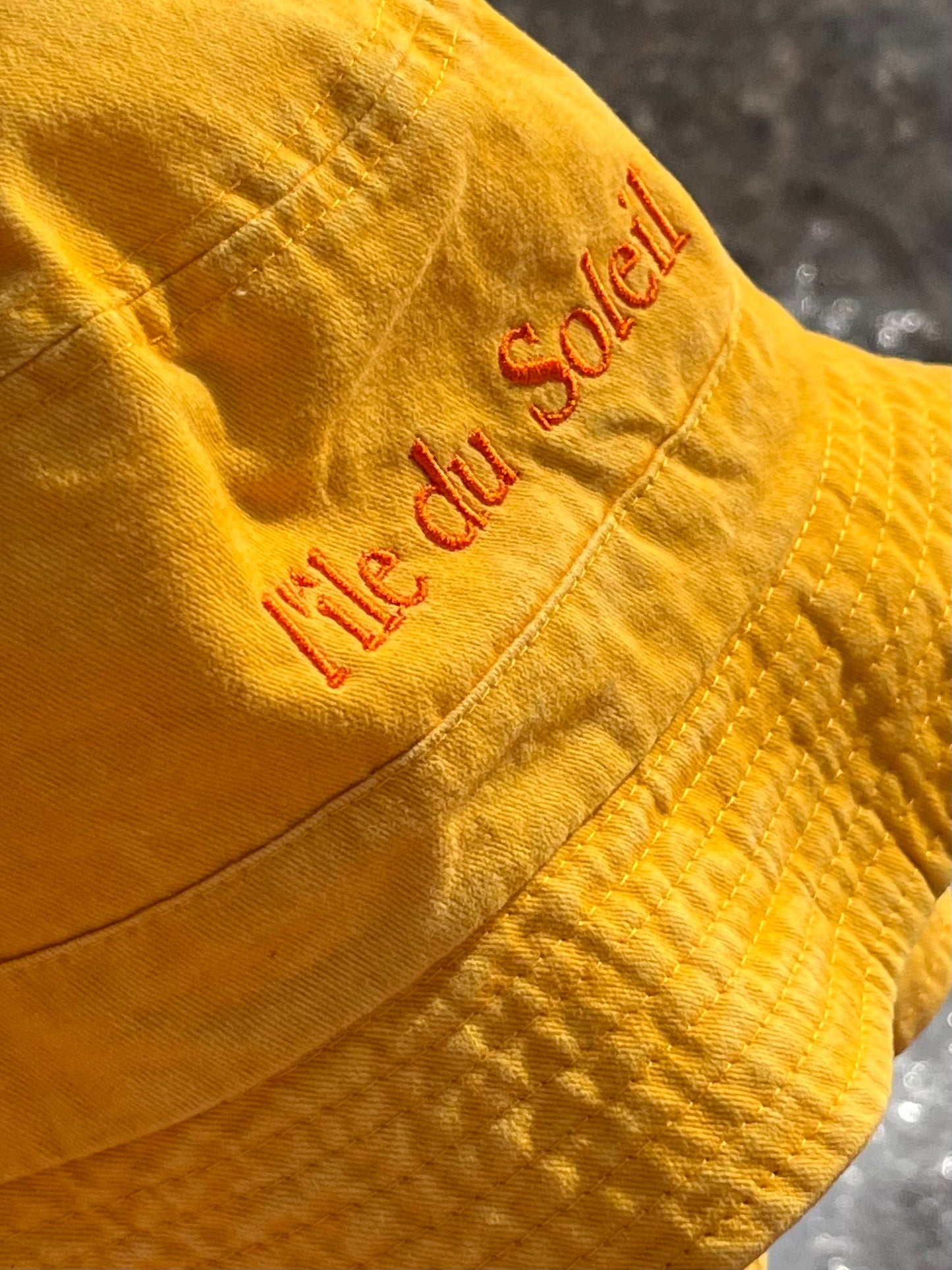 "l'île du Soleil" Bucket Hat | Yellow