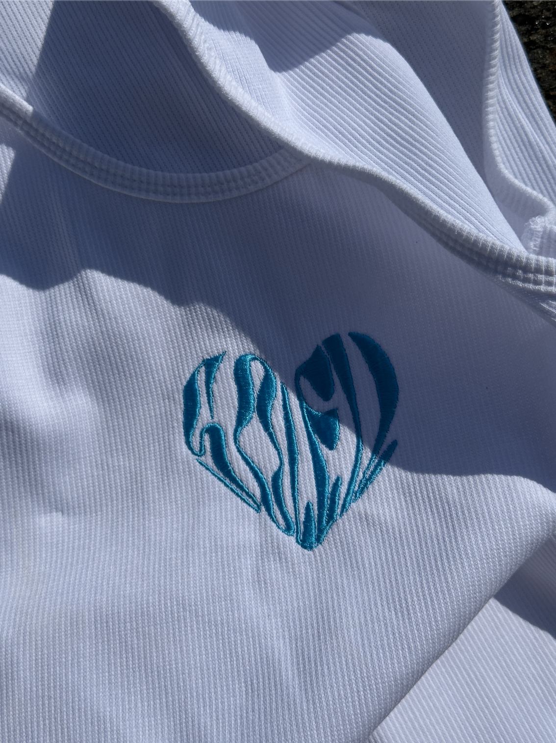"Le petit coeur" Tank Top | White